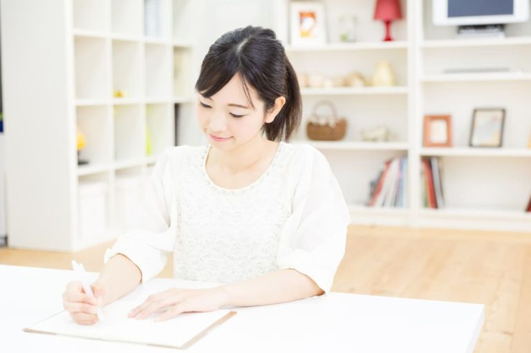 ノートに書き出す女性